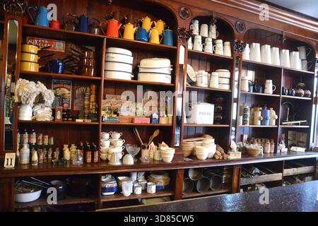 L'épicerie victorienne, St Fagans National Museum of History, Cardiff, South Wales, Royaume-Uni. Banque D'Images