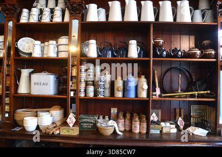 L'épicerie victorienne, St Fagans National Museum of History, Cardiff, South Wales, Royaume-Uni. Banque D'Images