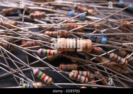 Gros plan de la résistance électrique au charbon sur l'empilement. Banque D'Images