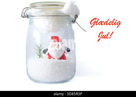 Mignon Père Noël dans le pot enneigé avec le salut danois Glaedelig Jul sur fond blanc brillant, carte de Noël de style scandinave. Banque D'Images