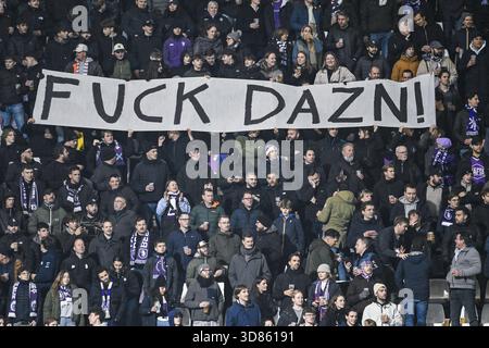 Anvers, Belgique. 28 novembre 2025. Les fans de Beerschot avec un message à DAZN avant un match de football entre Beerschot va et RFC Liège, vendredi 28 novembre 2025 à Anvers, le jour 15 de la deuxième division 2025-2026 'Challenger Pro League' 1B du championnat belge. BELGA PHOTO TOM GOYVAERTS crédit : Belga News Agency/Alamy Live News Banque D'Images