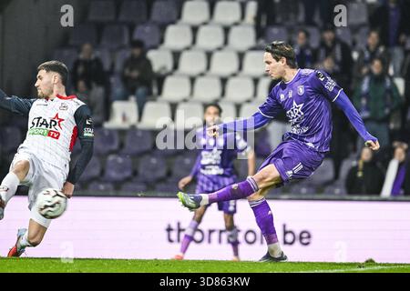 Anvers, Belgique. 28 novembre 2025. Glenn Claes de Beerschot photographié en action lors d'un match de football entre Beerschot va et le RFC Liège, vendredi 28 novembre 2025 à Anvers, le jour 15 de la deuxième division 2025-2026 'Challenger Pro League' 1B du championnat belge. BELGA PHOTO TOM GOYVAERTS crédit : Belga News Agency/Alamy Live News Banque D'Images