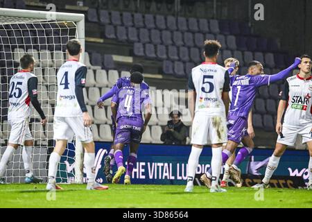 Anvers, Belgique. 28 novembre 2025. Arnold Vula de Beerschot célèbre après avoir marqué lors d'un match de football entre Beerschot va et RFC Liège, vendredi 28 novembre 2025 à Anvers, le jour 15 de la deuxième division 2025-2026 'Challenger Pro League' 1B du championnat belge. BELGA PHOTO TOM GOYVAERTS crédit : Belga News Agency/Alamy Live News Banque D'Images