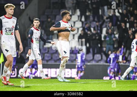 Anvers, Belgique. 28 novembre 2025. Pierre-Yves Ngawa de Liège semble déçu lors d'un match de football entre le Beerschot va et le RFC Liège, vendredi 28 novembre 2025 à Anvers, au jour 15 de la deuxième division 2025-2026 'Challenger Pro League' 1B du championnat belge. BELGA PHOTO TOM GOYVAERTS crédit : Belga News Agency/Alamy Live News Banque D'Images