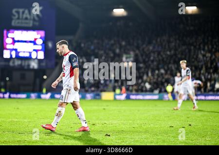 Anvers, Belgique. 28 novembre 2025. Kylian Hazard de Liège semble déçu lors d'un match de football entre Beerschot va et RFC Liège, vendredi 28 novembre 2025 à Anvers, le jour 15 de la deuxième division 2025-2026 'Challenger Pro League' 1B du championnat belge. BELGA PHOTO TOM GOYVAERTS crédit : Belga News Agency/Alamy Live News Banque D'Images