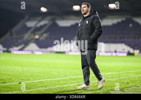 Anvers, Belgique. 28 novembre 2025. Mohamed Messoudi, entraîneur-chef de Beerschot, photographié lors d'un match de football entre Beerschot va et le RFC Liège, vendredi 28 novembre 2025 à Anvers, le jour 15 de la deuxième division 2025-2026 'Challenger Pro League' 1B du championnat belge. BELGA PHOTO TOM GOYVAERTS crédit : Belga News Agency/Alamy Live News Banque D'Images