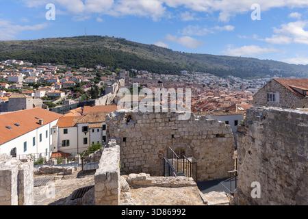 Dubrovnik, Croatie - 27 juin 2023 : vue sur les remparts de la ville autour de la ville médiévale sur la mer Adriatique Banque D'Images
