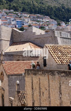 Dubrovnik, Croatie - 27 juin 2023 : itinéraire touristique autour des remparts de la ville entourant la ville médiévale par la mer Adriatique Banque D'Images