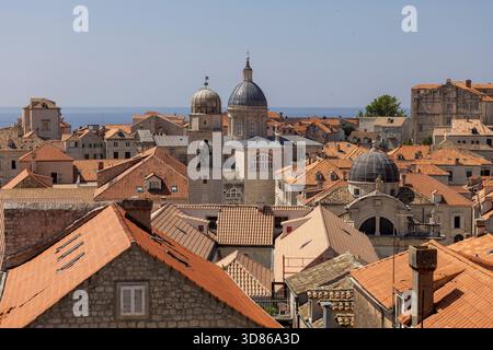 Dubrovnik, Croatie - 27 juin 2023 : vue aérienne de la vieille ville (Stari Grad) depuis les remparts médiévaux de la ville par la mer Adriatique. Cathédrale de Dubrovnik Banque D'Images