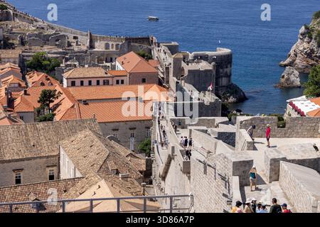 Dubrovnik, Croatie - 27 juin 2023 : itinéraire touristique autour des remparts de la ville entourant la ville médiévale par la mer Adriatique Banque D'Images