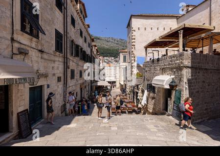 Dubrovnik, Croatie - 27 juin 2023 : vue depuis les escaliers jésuites baroques d'une rue pittoresque menant à Gundulic Square Banque D'Images