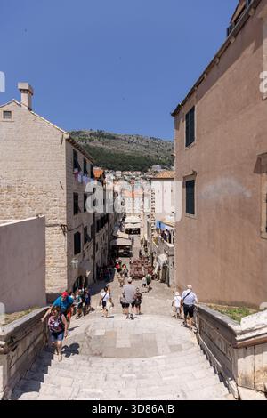 Dubrovnik, Croatie - 27 juin 2023 : vue depuis les escaliers jésuites baroques d'une rue pittoresque menant à Gundulic Square Banque D'Images