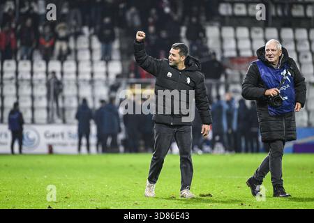Anvers, Belgique. 28 novembre 2025. Mohamed Messoudi, entraîneur-chef de Beerschot, célèbre après avoir remporté un match de football entre Beerschot va et le RFC Liège, vendredi 28 novembre 2025 à Anvers, le jour 15 de la deuxième division 2025-2026 'Challenger Pro League' 1B du championnat belge. BELGA PHOTO TOM GOYVAERTS crédit : Belga News Agency/Alamy Live News Banque D'Images