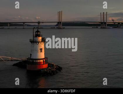 Vue aérienne du phare Sleepy Hollow est sentinelle alors que le pont du gouverneur Mario M. Cuomo s'étend sur la rivière Hudson, Tarrytown, New York, Banque D'Images
