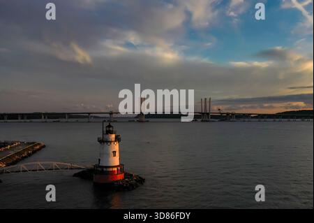 Vue aérienne du phare de Sleepy Hollow debout sentinelle alors que le pont du gouverneur Mario M. Cuomo s'étend sur la rivière Hudson sous un ciel pastel, Banque D'Images