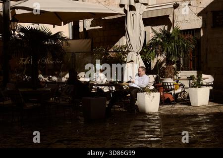 Café en plein air avec des visiteurs dans la vieille ville de Kotor, Monténégro Banque D'Images