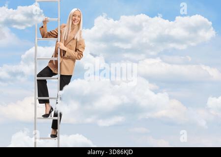 Femme heureuse en talons hauts debout sur une échelle dans le ciel Banque D'Images
