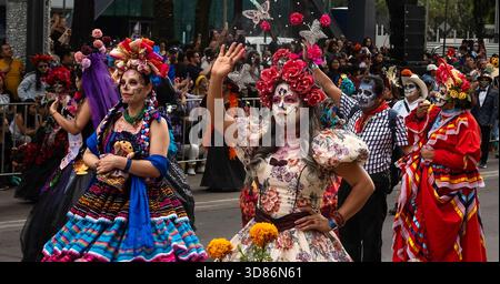 Les gens dans la parade de costumes participent à la parade du jour des morts à Mexico, au Mexique Banque D'Images