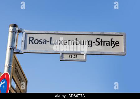 Panneau de rue Rosa Luxemburg strasse, Rosa Luxemburg Street, à Berlin, Allemagne Banque D'Images