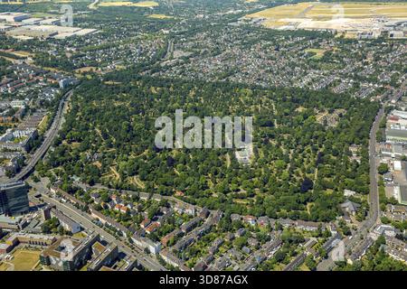 Nordfriedhof Duesseldorf, Duesseldorf, Rhénanie-du-Nord-Westphalie, Allemagne, DE, Europe, vue aérienne, vue plongeante, photographie aérienne, aeria Banque D'Images