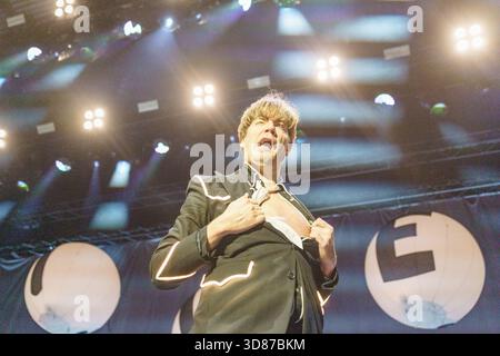 Manchester, Royaume-Uni, 29 novembre 2025 : Howlin’ Pelle Almqvist pendant le show Hives aux studios Aviva, Adam Edwards/Alamy Live News Banque D'Images