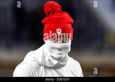 West Lafayette, Indiana, États-Unis. 28 novembre 2025. Le quarterback de l'Indiana Alberto Mendoza (16 ans) lors d'un match d'avant-match de football NCAA entre les Hooisers de l'Indiana et les Purdue Boilermakers au Ross-Ade Stadium à West Lafayette, Indiana. John Mersits/CSM/Alamy Live News Banque D'Images