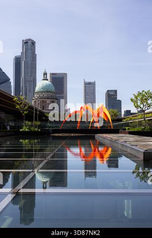 Toit de la National Gallery Singapour avec vue sur les toits et sculptures dans le jardin au coucher du soleil Banque D'Images