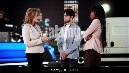 Avocat spécialisé dans les affaires juridiques, jeune couple recevant de l'aide. Banque D'Images