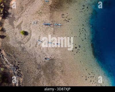 Bateaux dans le port avec océan bleu à Bali. Vue aérienne. Banque D'Images
