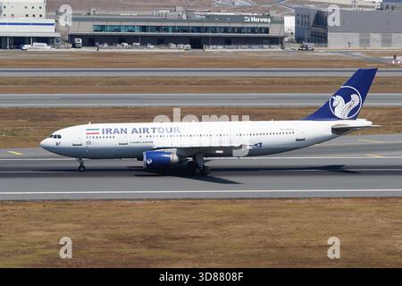 ISTANBUL, TURKIYE - 19 JUILLET 2025 : vol Iran Air Tour Airbus A300-605R (701) décollage de l'aéroport international d'Istanbul Banque D'Images