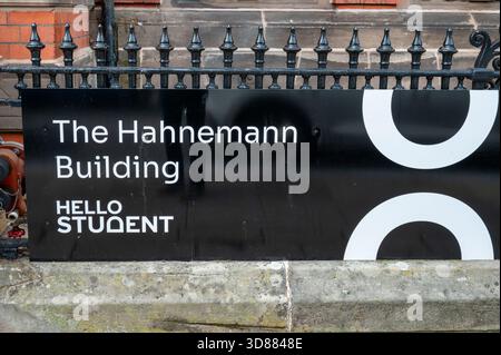 Liverpool, Royaume-Uni- 19 juillet 2025 ; le panneau de construction Hello Student Hahnemann dans la ville de Liverpool. Banque D'Images