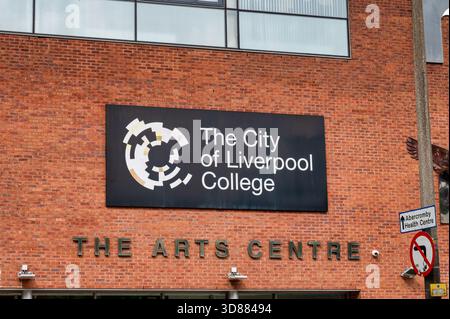 Liverpool, Royaume-Uni- 19 juillet 2025 ; le panneau pour le City of Liverpool College Arts Centre Building dans la ville de Liverpool. Banque D'Images