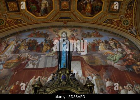 Rome, Italie - 11 janvier 2024 : les touristes visitent le Musée du Vatican. Banque D'Images