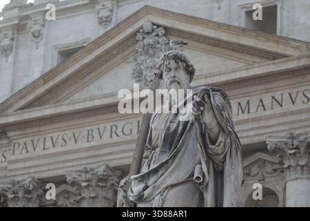 Rome, Italie - 11 janvier 2024 : Statue devant la basilique Pierre au Vatican. Banque D'Images