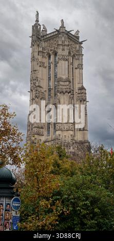 Paris, France - 11 08 2025 : vue sur la Tour Saint-Jacques depuis la rue Banque D'Images