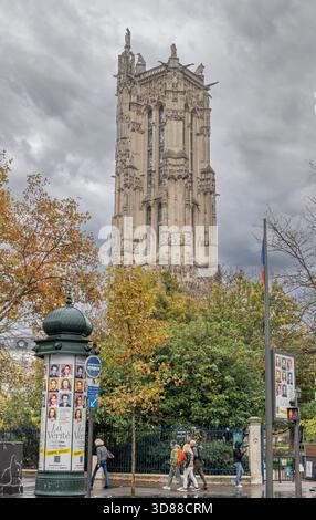 Paris, France - 11 08 2025 : vue sur la Tour Saint-Jacques depuis la rue Banque D'Images