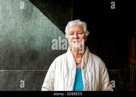 Portrait de femme âgée souriante avec les cheveux blancs courts Banque D'Images