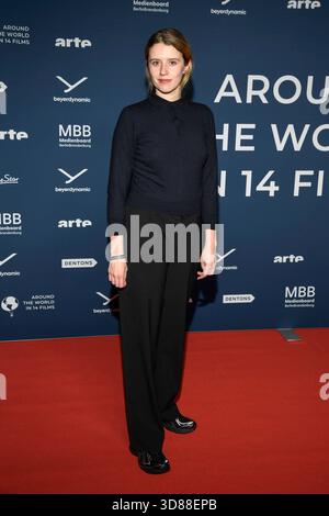 ABBberlin : Katharina Stark Schauspielerin zu Gast auf dem roten Teppich BEI der Festival Eroeffnung DANS LE MONDE ENTIER EN 14 FILMS im Cinestar Kino in der Kulturbrauerei Berlin AM 28.11.2025 Berlin Deutschland *** ABBberlin Katharina Stark actrice sur le tapis rouge au festival ouverture DANS le MONDE ENTIER EN 14 FILMS au Cinestar Kino in der Kulturbrauerei Berlin le 28 11 2025 Berlin Allemagne Banque D'Images