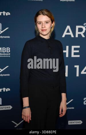 ABBberlin : Katharina Stark Schauspielerin zu Gast auf dem roten Teppich BEI der Festival Eroeffnung DANS LE MONDE ENTIER EN 14 FILMS im Cinestar Kino in der Kulturbrauerei Berlin AM 28.11.2025 Berlin Deutschland *** ABBberlin Katharina Stark actrice sur le tapis rouge au festival ouverture DANS le MONDE ENTIER EN 14 FILMS au Cinestar Kino in der Kulturbrauerei Berlin le 28 11 2025 Berlin Allemagne Banque D'Images