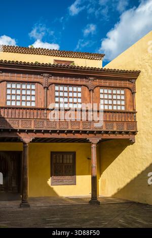Vieux balcon sculpté en bois d'un bâtiment historique à Tenerife Banque D'Images