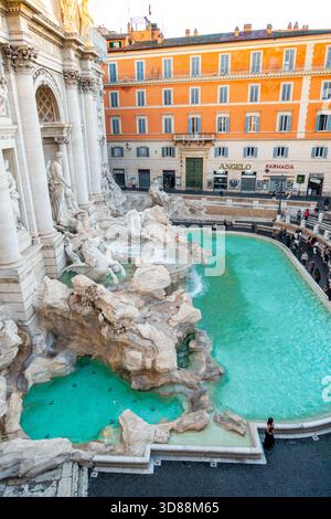 Une vue surélevée sur la fontaine de Trevi à Rome, en Italie, montre les touristes rassemblés autour du bord de la fontaine, admirant le monument emblématique Banque D'Images