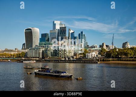 Les gratte-ciel du Square Mile se rassemblent sur les rives de la Tamise, dans la ville de Londres, en Angleterre. Banque D'Images