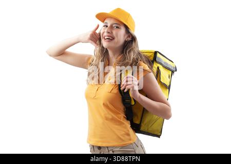 Femme de travail souriante portant un sac à dos de livraison de nourriture les montrant et faisant le geste appelez-moi, isolé sur fond blanc. Inviter les clients t Banque D'Images