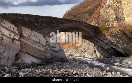 Vieux pont d'Ulu du 19ème siècle à Gakh. Azerbaïdjan. Banque D'Images