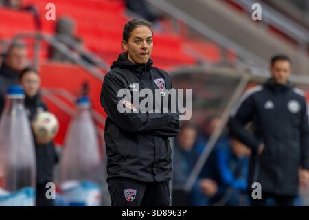 Ingolstadt, Allemagne 29 novembre 2025 : 3. Ligue - 2025/2026 - FC Ingolstadt 04 vs. TSG 1899 Hoffenheim II dans l'image : coach Sabrina Wittmann (FCI) /// la réglementation DFB interdit toute utilisation de photographies comme séquences d'images et/ou quasi-vidéo /// Banque D'Images