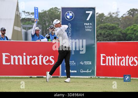 29 novembre 2025 ; Royal Queensland Golf Club, Brisbane, Queensland, Australie ; BMW Australian PGA Championship Golf, Round Three ; Dan Hilier de Nouvelle-Zélande frappe son tir au 7ème trou Banque D'Images