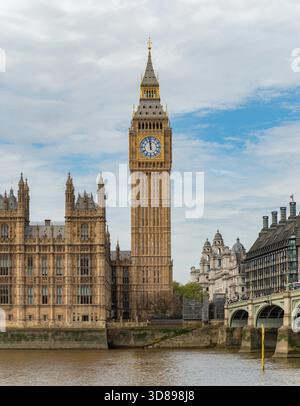 Une photo du Big Ben vu de l'autre côté de la Tamise, à Londres. Banque D'Images