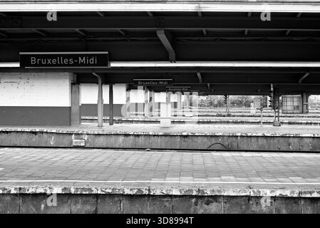 Gare Bruxells-midi avec trains et vide Banque D'Images