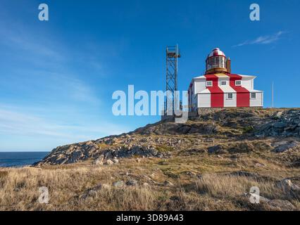Phare de Cape Bonavista sur une falaise rocheuse surplombant l'océan Atlantique Nord Banque D'Images