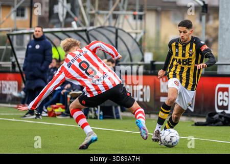 ROTTERDAM, 29-11-25, Sportpark Nieuw Terbregge, saison de football néerlandaise Tweede Divisie 2025/2026. Match entre, Jong Sparta et Rijnsburgse garçons , montre des images , Banque D'Images
